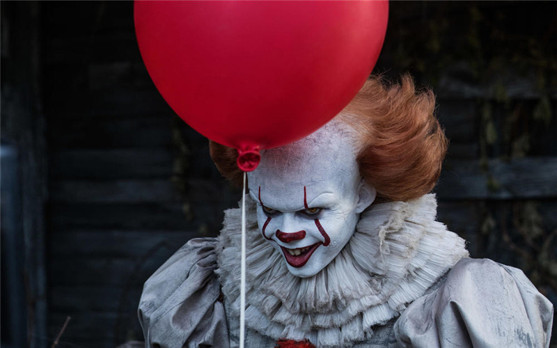 Bill Skarsgård plays Pennywise in the clown horror movie It of 2017