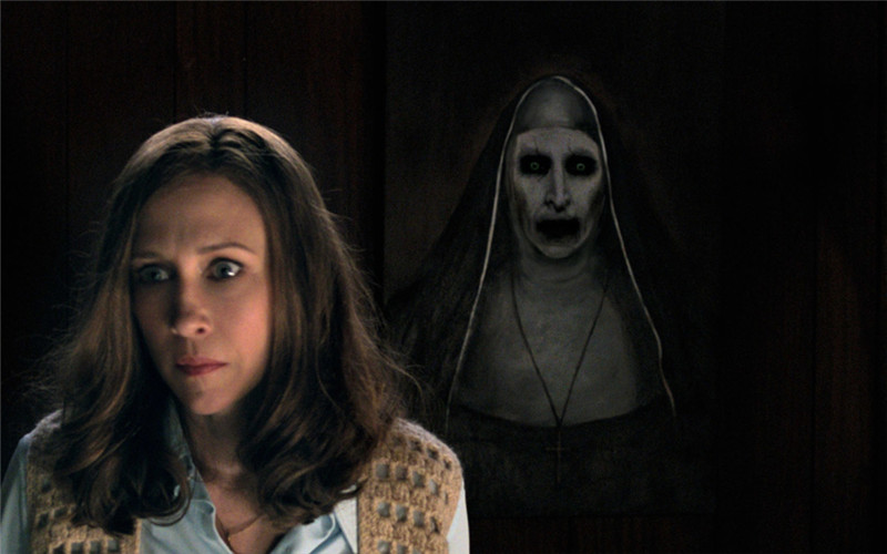 Bonnie Aarons and Vera Farmiga in The Conjuring 2 (2016)